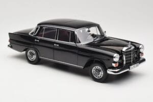 Mercedes 200 W110 Sort Norev 1:18 183574 Metal — billede 6 af 8
