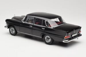 Mercedes 200 W110 Sort Norev 1:18 183574 Metal — billede 7 af 8