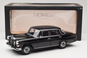 Mercedes 200 W110 Sort Norev 1:18 183574 Metal — billede 8 af 8