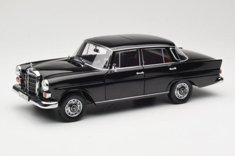 Mercedes 200 W110 Sort Norev 1:18 183574 Metal