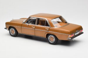 Mercedes 200 W115 Bycane Guld Forhandlerudgave Norev 1:18 B66040665 Metal — billede 7 af 8