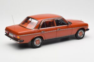 Mercedes 200 W123 English Rød Forhandlerudgave Norev 1:18 B66040653 Metal — billede 3 af 8