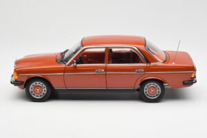 Mercedes 200 W123 English Rød Forhandlerudgave Norev 1:18 B66040653 Metal — billede 4 af 8