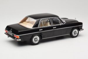 Mercedes 220D W115 Sort MCG 1:18 MCG18117 Metal — billede 2 af 6
