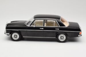 Mercedes 220D W115 Sort MCG 1:18 MCG18117 Metal — billede 3 af 6