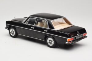 Mercedes 220D W115 Sort MCG 1:18 MCG18117 Metal — billede 5 af 6