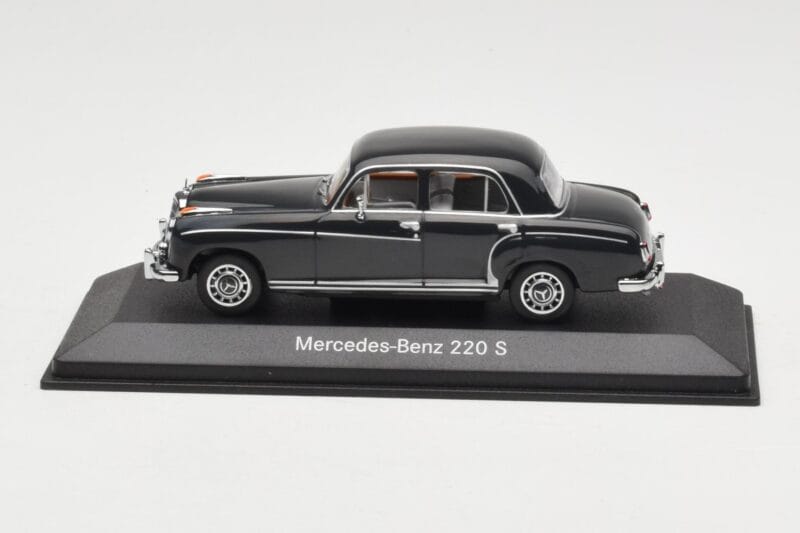 Mercedes 220S W180 Lysegrå Minichamps 1:43 Mercedes 220S W180 Lysegrå Minichamps 1:43 B66040534 Metal