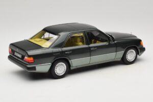 Mercedes 230E W124 Night Green Metallic Norev 1:18 183952 Metal — billede 3 af 8