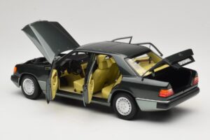 Mercedes 230E W124 Night Green Metallic Norev 1:18 183952 Metal — billede 5 af 8