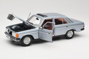 Mercedes 230E W123 Sølv & Lyseblå Revell 1:18 08407 Metal — billede 2 af 8