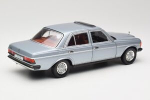 Mercedes 230E W123 Sølv & Lyseblå Revell 1:18 08407 Metal — billede 3 af 8