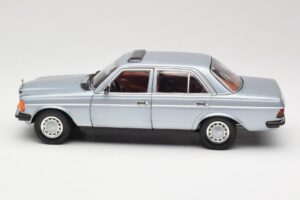 Mercedes 230E W123 Sølv & Lyseblå Revell 1:18 08407 Metal — billede 4 af 8