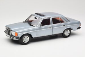 Mercedes 230E W123 Sølv & Lyseblå Revell 1:18 08407 Metal