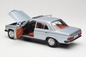 Mercedes 230E W123 Sølv & Lyseblå Revell 1:18 08407 Metal — billede 5 af 8