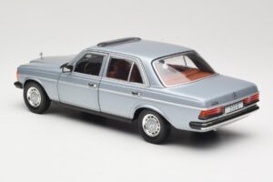 Mercedes 230E W123 Sølv & Lyseblå Revell 1:18 08407 Metal — billede 7 af 8