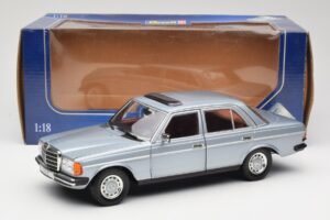 Mercedes 230E W123 Sølv & Lyseblå Revell 1:18 08407 Metal — billede 8 af 8