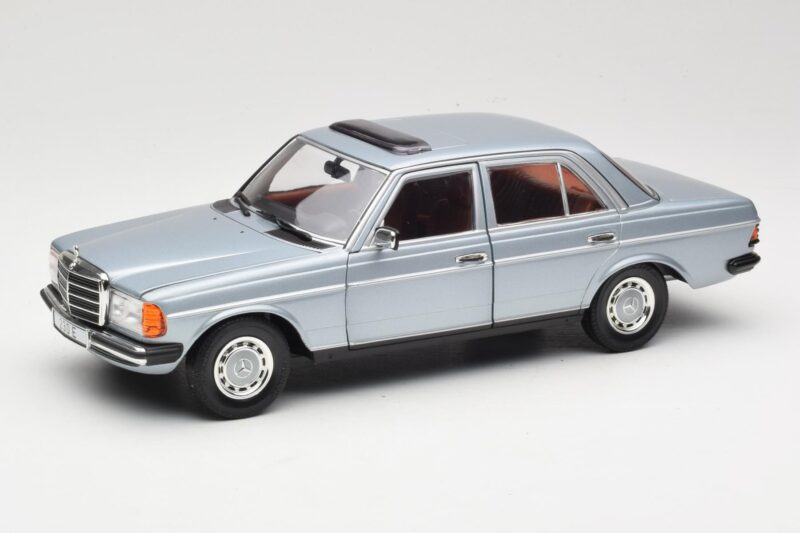Mercedes 230E W123 Sølv & Lyseblå Revell 1:18 08407 Metal