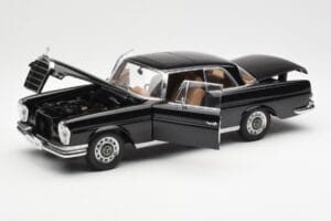 Mercedes 280 SE W111 Coupe Sort AUTOart 1:18 76286 Metal — billede 2 af 8