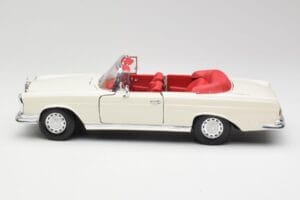 Mercedes 280SE W108 Ivory Hvid Maisto 1:18 50223 Metal — billede 4 af 8