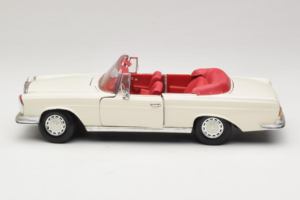 Mercedes 280 SE W108 Hvid Maisto 1:18 52111 Metal — billede 4 af 8