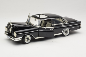Mercedes 300 SE W112 Black Metallic Revell 1:18 08910 Metal — billede 2 af 8