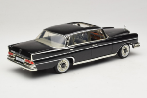 Mercedes 300 SE W112 Black Metallic Revell 1:18 08910 Metal — billede 3 af 8