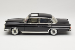 Mercedes 300 SE W112 Black Metallic Revell 1:18 08910 Metal — billede 4 af 8