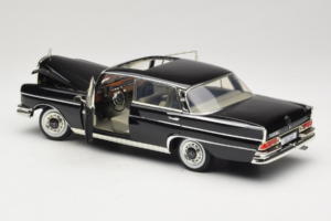Mercedes 300 SE W112 Black Metallic Revell 1:18 08910 Metal — billede 5 af 8