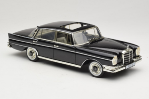 Mercedes 300 SE W112 Black Metallic Revell 1:18 08910 Metal — billede 6 af 8