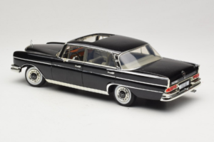 Mercedes 300 SE W112 Black Metallic Revell 1:18 08910 Metal — billede 7 af 8