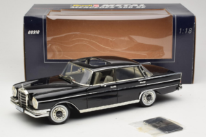Mercedes 300 SE W112 Black Metallic Revell 1:18 08910 Metal — billede 8 af 8