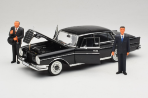 Mercedes 300 SE Sort med Figurer Revell 1:18 9050 Metal — billede 2 af 9