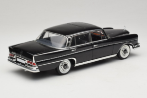 Mercedes 300 SE Sort med Figurer Revell 1:18 9050 Metal — billede 4 af 9