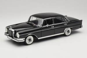 Mercedes 300 SE Sort med Figurer Revell 1:18 9050 Metal