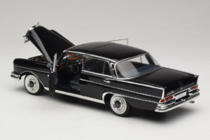 Mercedes 300 SE Sort med Figurer Revell 1:18 9050 Metal — billede 6 af 9