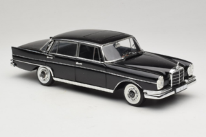 Mercedes 300 SE Sort med Figurer Revell 1:18 9050 Metal — billede 7 af 9