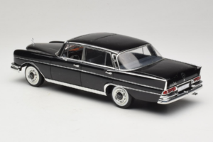 Mercedes 300 SE Sort med Figurer Revell 1:18 9050 Metal — billede 8 af 9