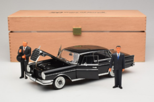 Mercedes 300 SE Sort med Figurer Revell 1:18 9050 Metal — billede 9 af 9