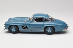 Mercedes 300 SL W198 Lyseblå Minichamps 1:18 180039007 Metal — billede 4 af 8