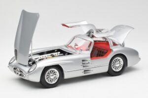 Mercedes 300 SLR Uhlenhaut Coupe Sølv Maisto 1:18 536898 Metal — billede 2 af 8