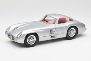 Mercedes 300 SLR Uhlenhaut Coupe Sølv Maisto 1:18 536898 Metal