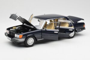 Mercedes 450 SEL 6.9 W116 Mørkeblå Revell 1:18 8956 Metal — billede 2 af 8