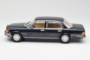 Mercedes 450 SEL 6.9 W116 Mørkeblå Revell 1:18 8956 Metal — billede 4 af 8