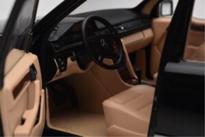 Mercedes 500E W124 Sort Limited Edition Norev 1:18 183949 Metal — billede 11 af 12