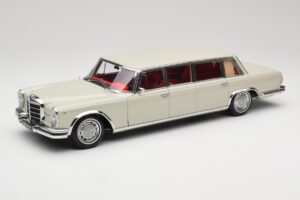 Mercedes 600 Pullman W100 Lysegrå NZG 1:18 B66040708 Metal
