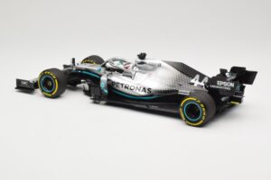Mercedes AMG Petronas W10 #44 L. Hamilton F1 World Champion Dealer Edition 2019 Minichamps 1:18 B66960567 Metal — billede 5 af 7