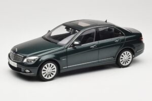Mercedes C-Class W204 Avantgarde Mørkegrøn AUTOart 1:18 B66962366 Metal