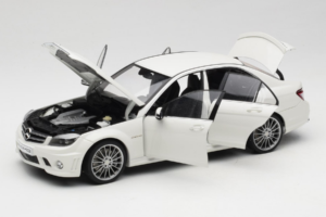 Mercedes AMG C63 W204 Hvid AUTOart 1:18 72674-R1 Metal — billede 2 af 8