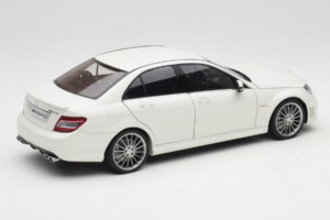 Mercedes AMG C63 W204 Hvid AUTOart 1:18 72674-R1 Metal — billede 3 af 8