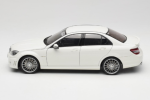 Mercedes AMG C63 W204 Hvid AUTOart 1:18 72674-R1 Metal — billede 4 af 8
